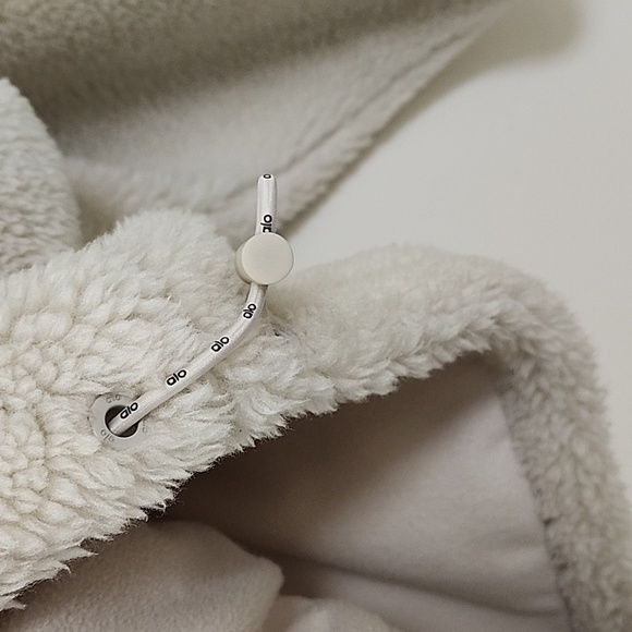 Alo Yoga womens Flurry Sherpa Jacket Faux Fur Coat Size Medium - Picture 12 of 17